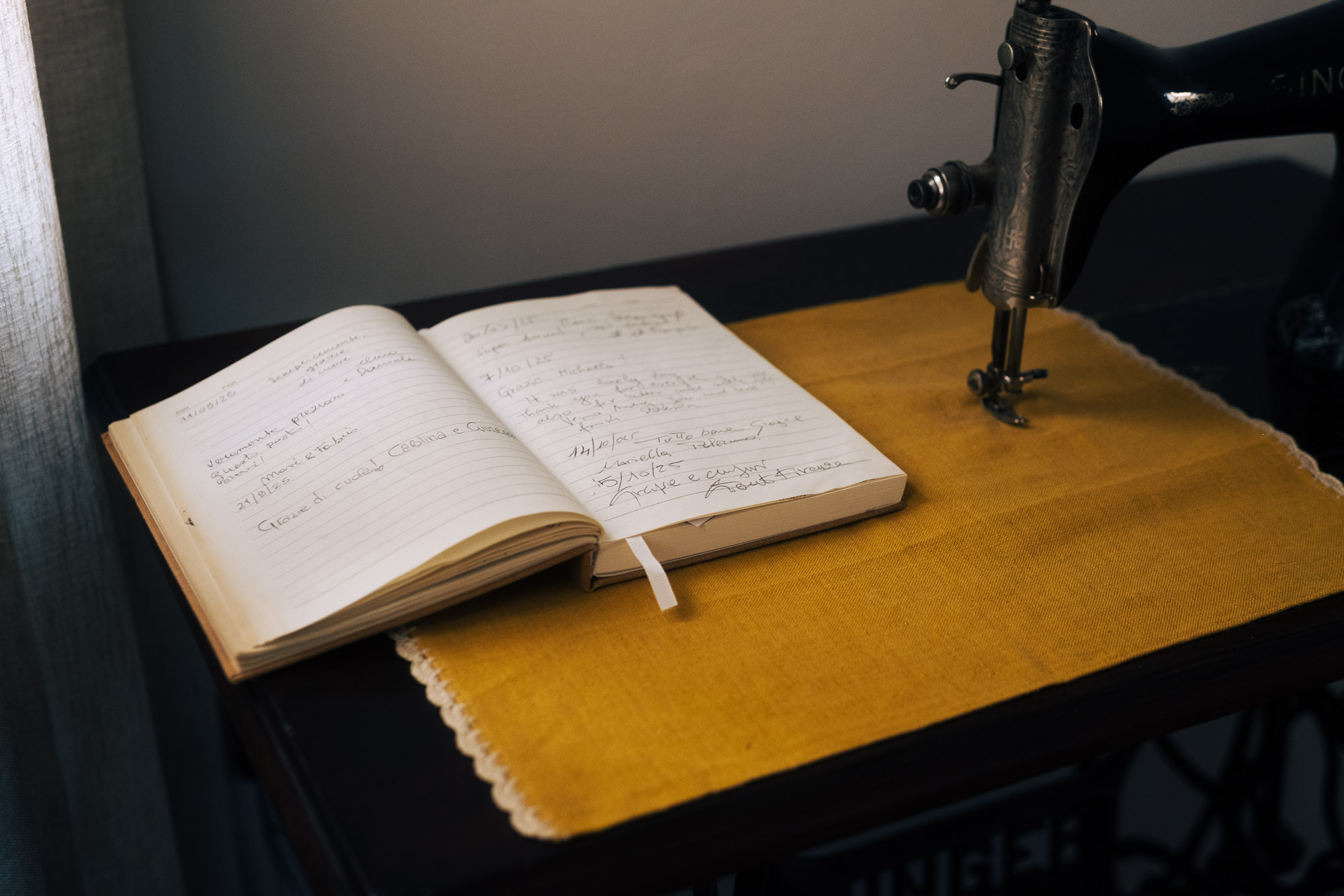 Détail des célèbres murales d'Orgosolo, Sardaigne, représentant la culture locale et la vie pastorale.